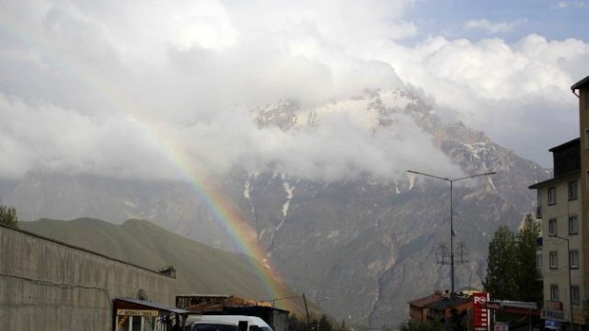 Hakkari\'de Sümbül Dağı ile Bütünleşen Gök Kuşağı Güzelliği