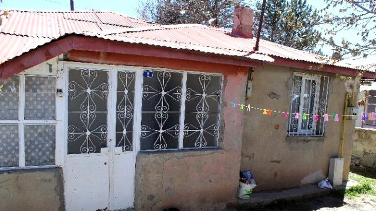 İki Çocuğunun Gözleri Önünde Bıçaklandı