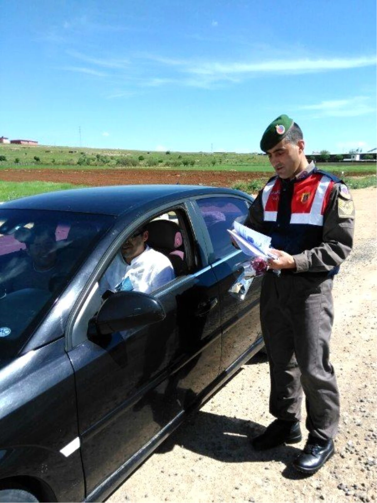 Jandarma Ekiplerinden Karanfilli Trafik Haftası Uygulaması