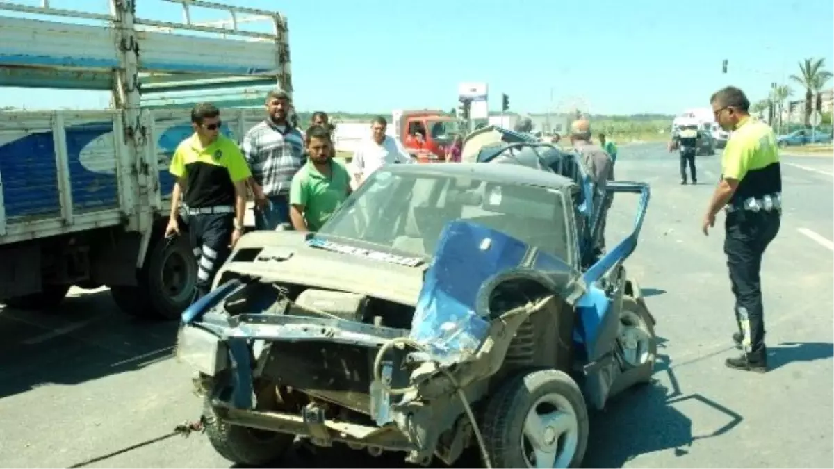 Kamyonun Altında 40 Metre Sürüklenen Otomobilden Sağ Çıktı