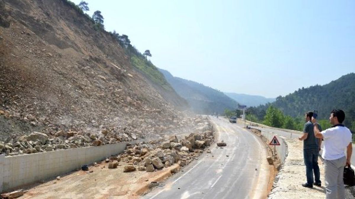Orhaneli Yolunda Heyelan Tehlikesi Sürüyor