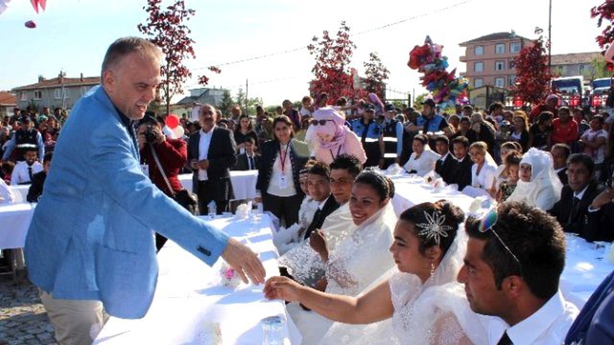 Roman Çiftler, Hıdrellez Şenliği\'nde Yıllar Sonra Evlilik Heyecanı Yaşadı