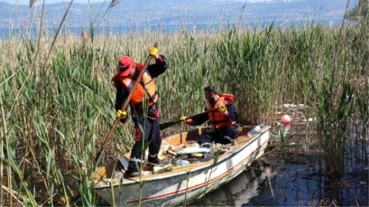 Sapanca Gölü\'nden Kayıkla 20 Torba Dolusu Atık Toplandı