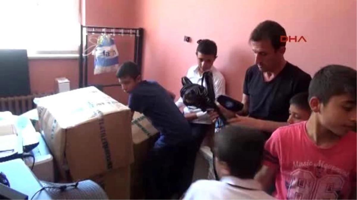 Silopi\'de Köy Okulunda Öğrencilerin Müzik Aletleri Sevinci