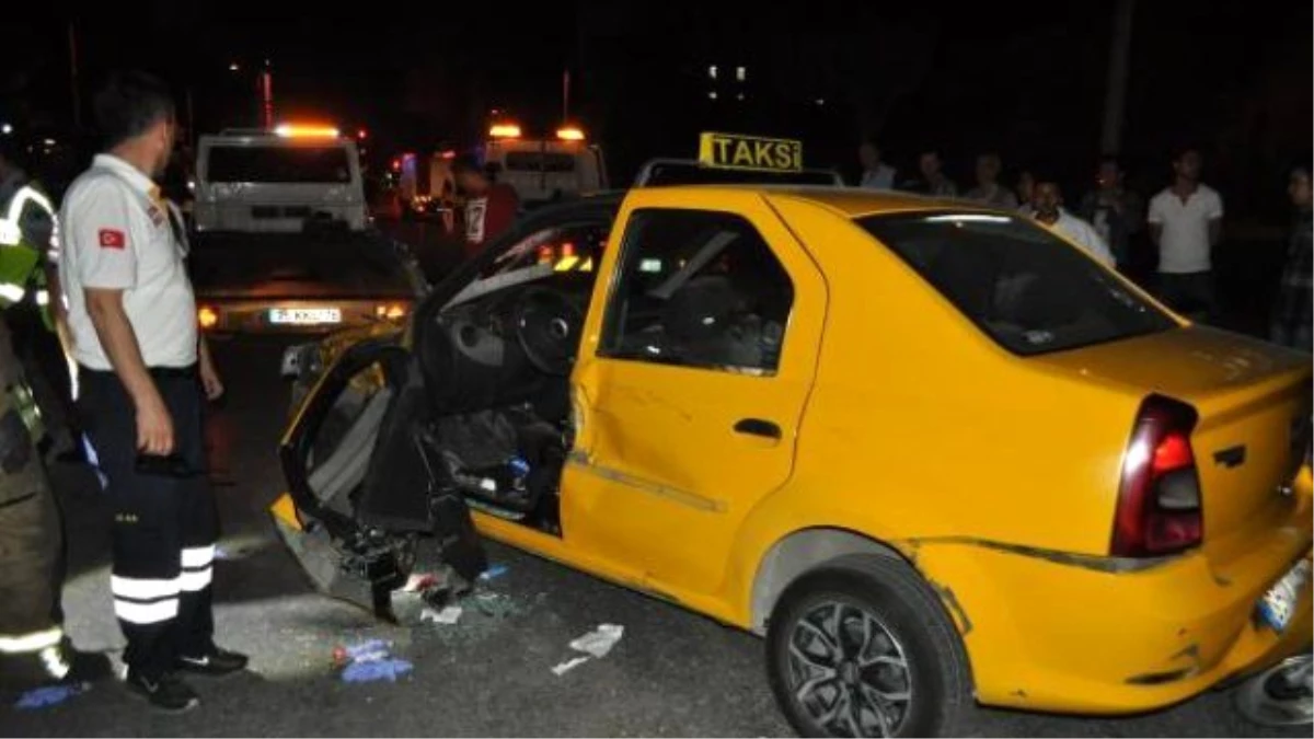 İzmir\'de Ters Yöne Giden Otomobil Kazaya Neden Oldu: 1 Ağır Yaralı
