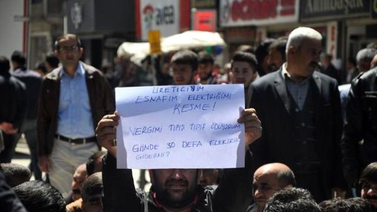Yüksekova Vedaş\'a Taşlı Saldırı