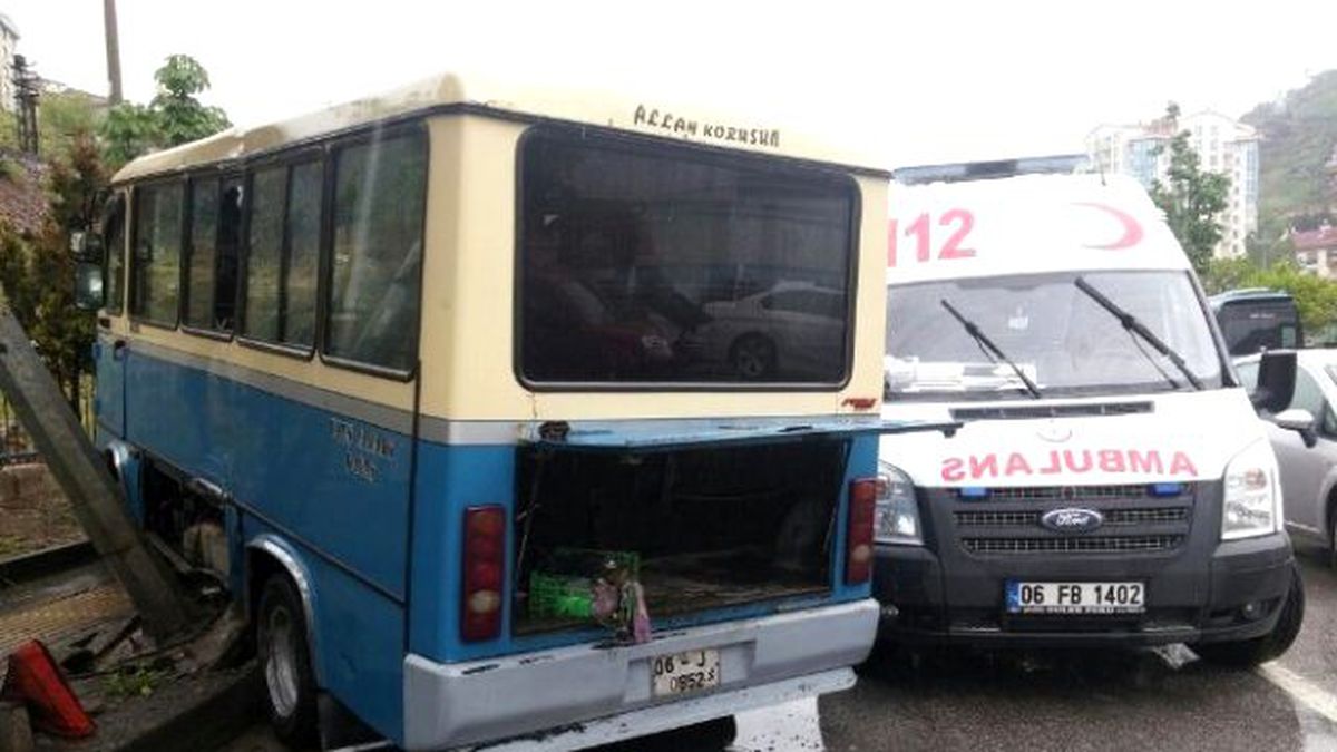 Ankara\'da Dolmuş Direğe Çarptı: 6 Yaralı