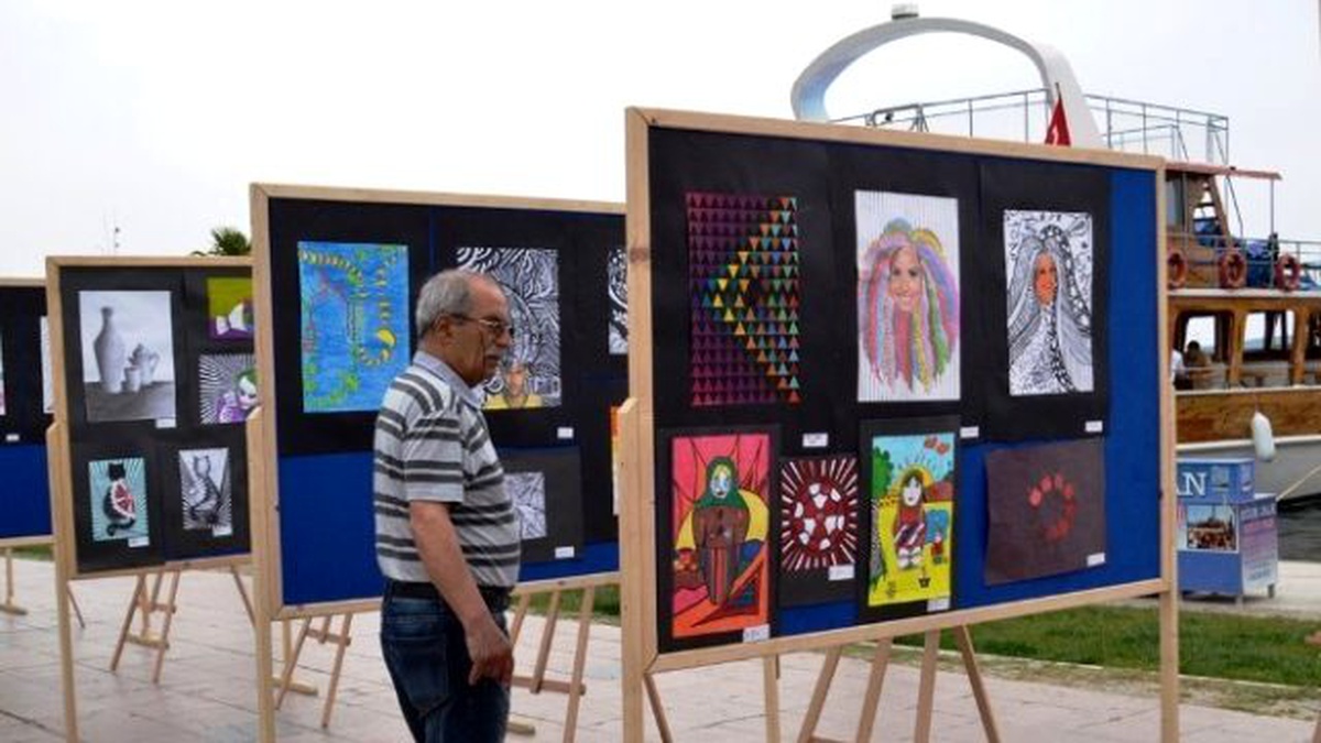 Ayvalık\'ta Mehmet Akif Ersoy Ortaokulundan Resim Sergisi