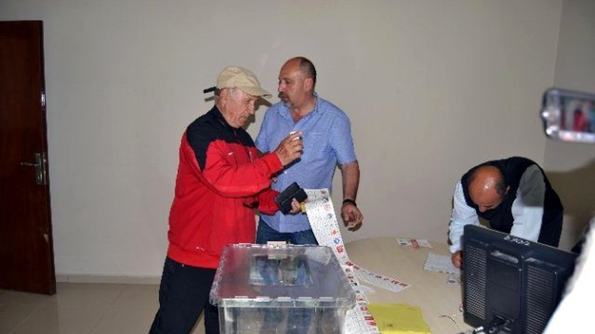 Balıkesir\'in İlk Oyu Ayvalık\'ta Atıldı