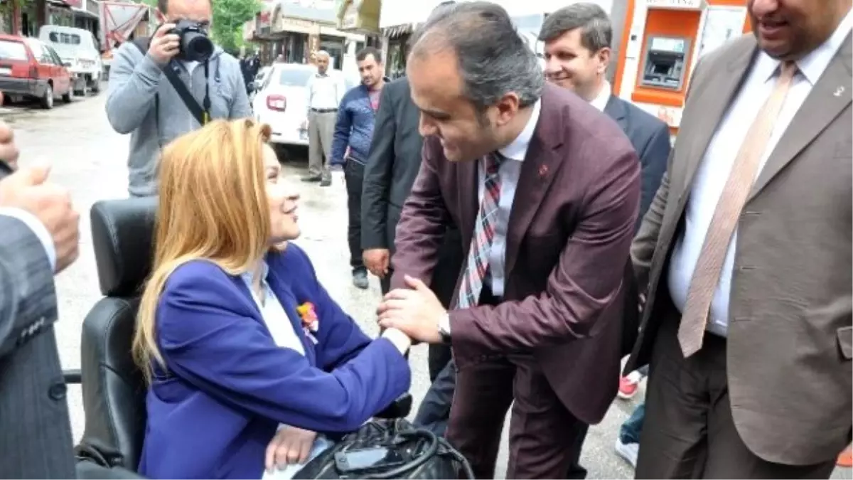 Bir Fotoğrafla Türkiye'nin Tanıdığı Engelli Milletvekili Adayı İnegöl'den Oy İstedi