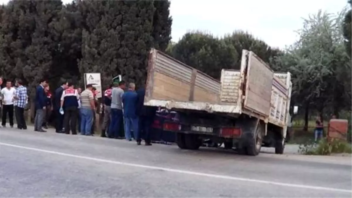 Çanakkale\'de Trafik Kazası: 1 Ölü, 1 Yaralı