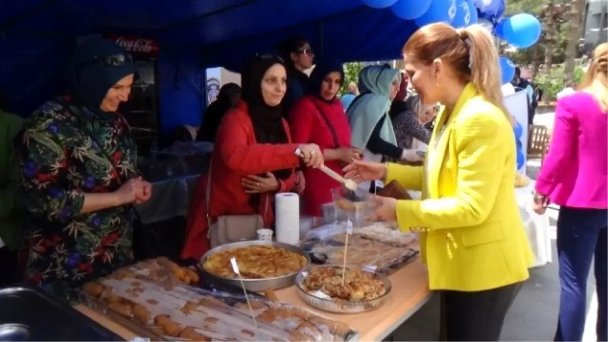 Erzincan\'da Polis Eşlerinden Gıda Kermesi