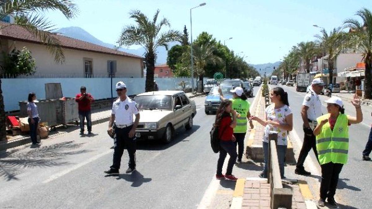Fethiye\'de Öğrenciler Trafik Polisi Oldu