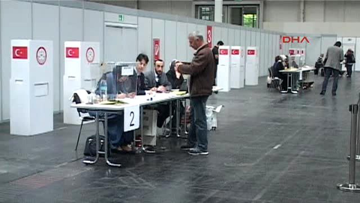 Hannover?de Türk Vatandaşları Oy Vermeye Başladı