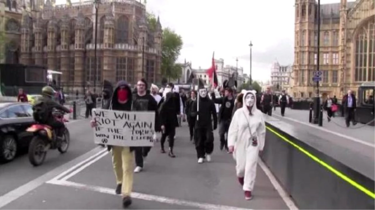 İngiltere Parlamentosu Önünde Göstericilere Sert Müdahale