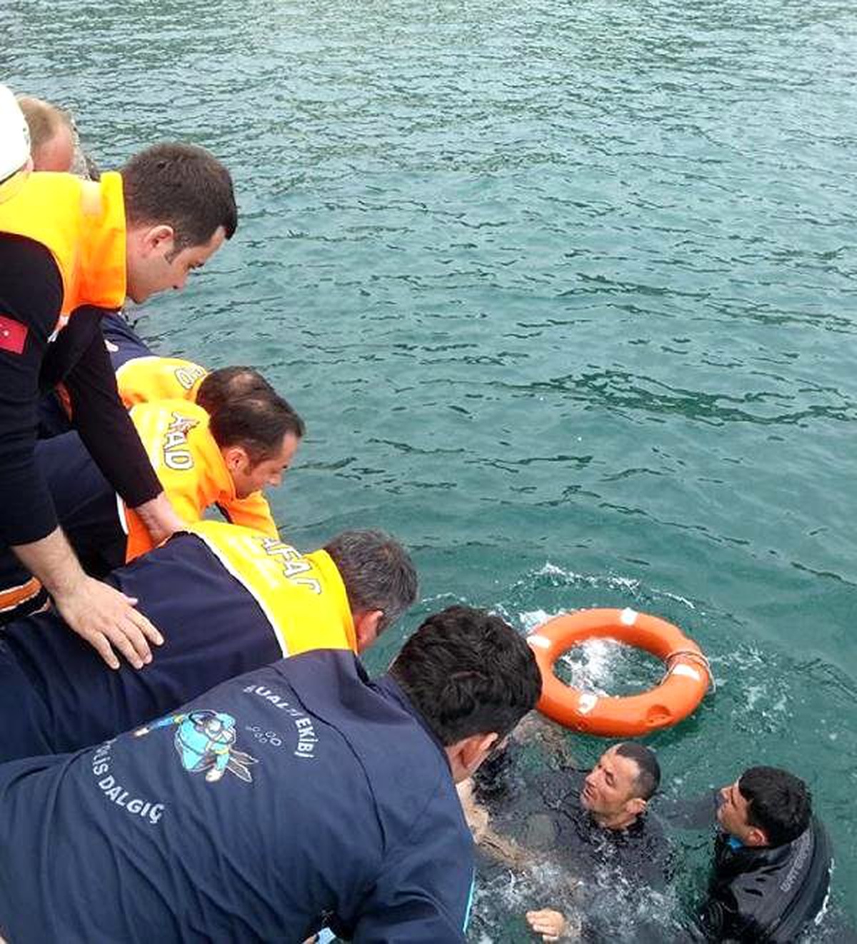 İntihar İçin Denize Atlayan Vatandaşı Polis ve Afad Ekipleri Kurtardı