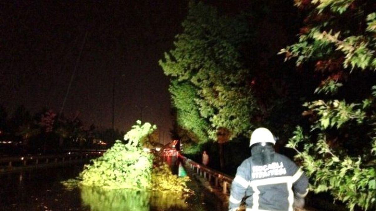 İtfaiye\'den Gece Boyunca Fırtınayla Mücadele