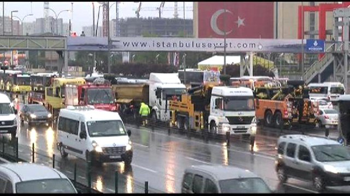 Kamyon Metrobüs Yoluna Girdi, Seferler Durdu