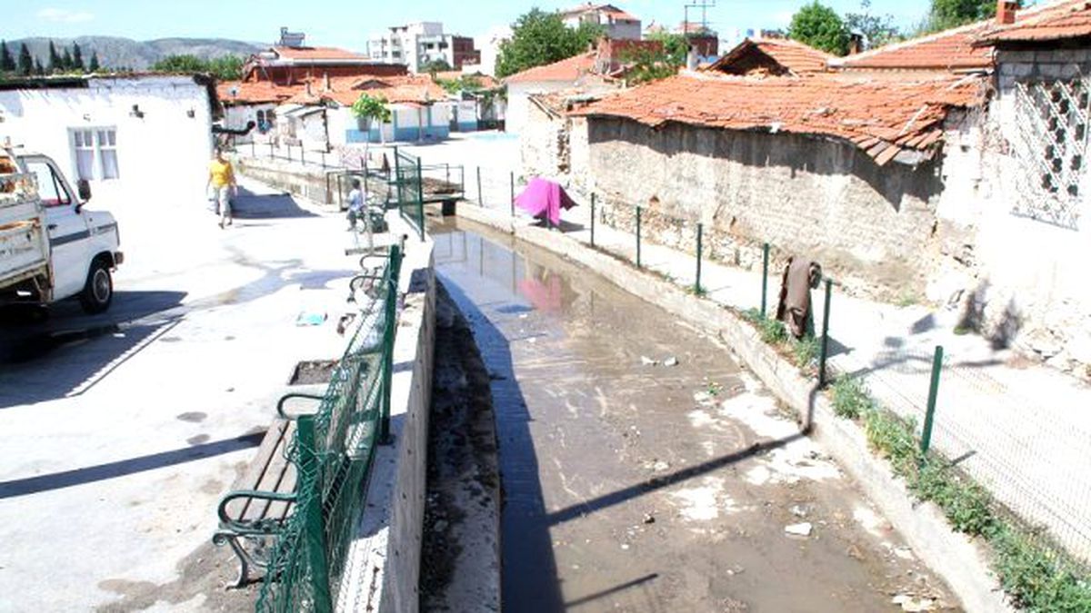 Mahalle İçindeki Dere Temizlendi