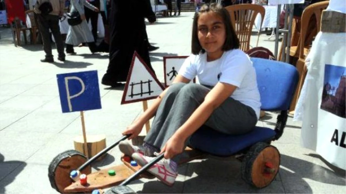 Meşe Ağacından Yaptıkları Araçla Trafik Levhalarını Öğreniyorlar