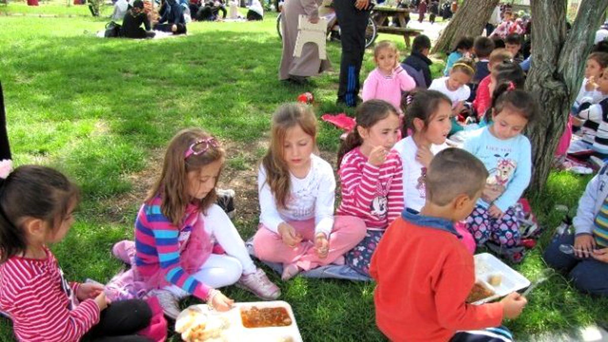 Minik Öğrenciler \'Şükür Duası\' Yemeğine Katıldı