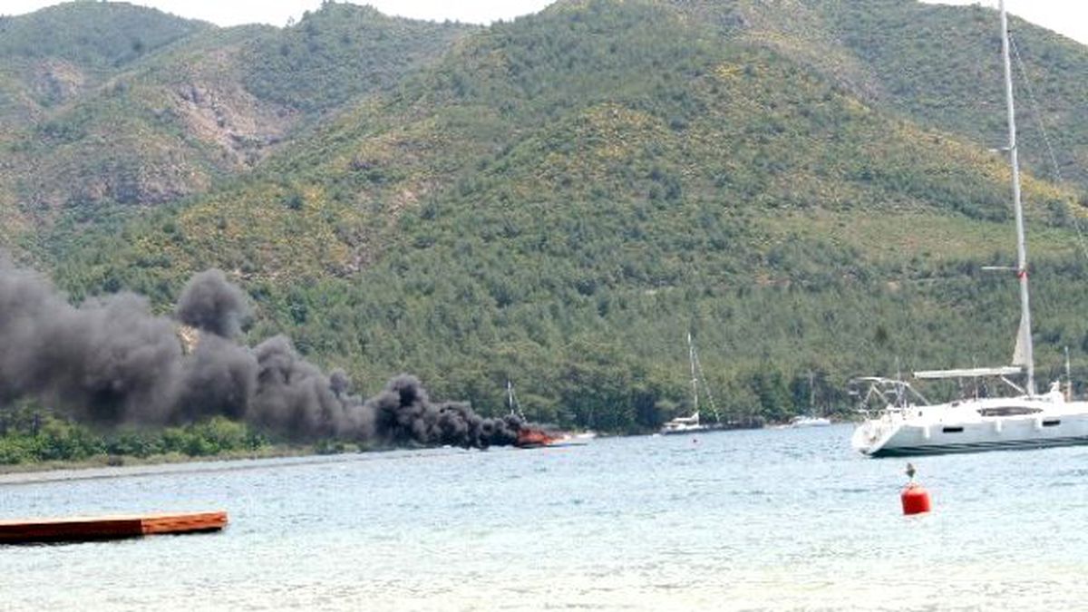 Muğla\'da Yelkenli Tekne Cayır Cayır Yandı