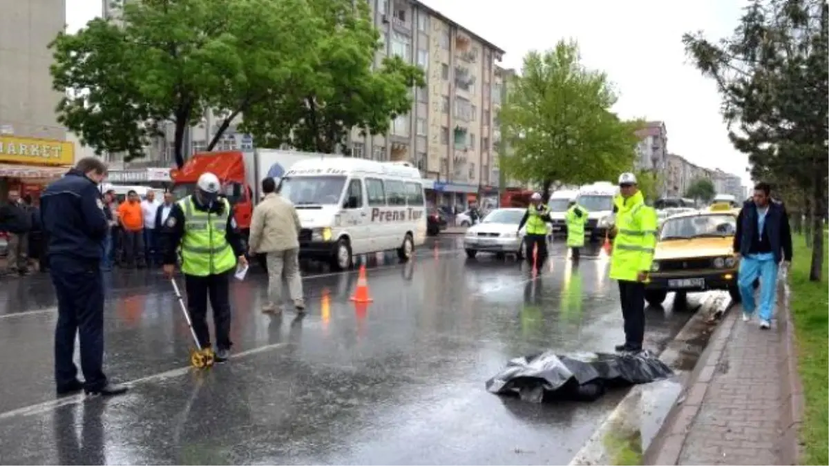 Önce Kamyonetin, Ardından Taksinin Çarptı, Öldü