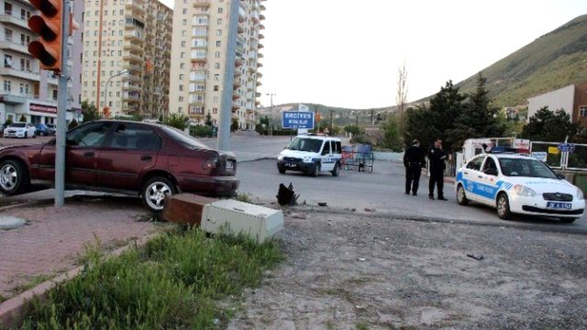Otomobil Kaldırıma Çıkarak Trafoya Çarptı: 1 Yaralı