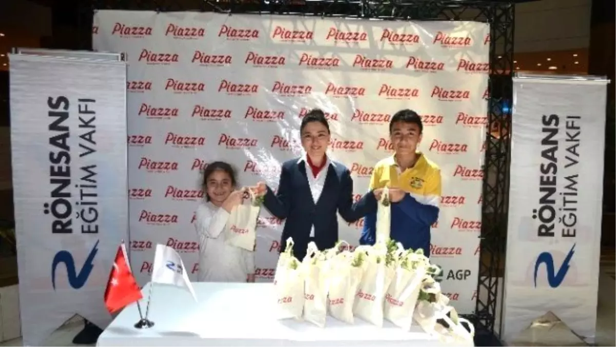 Piazza Ziyaretçilerine Fidan Dağıttı