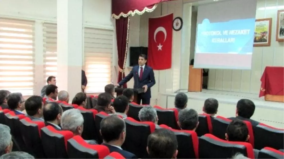 Sandıklı\'da Kamu Görevlilerine "Protokol ve Nezaket Kuralları" Semineri Verildi