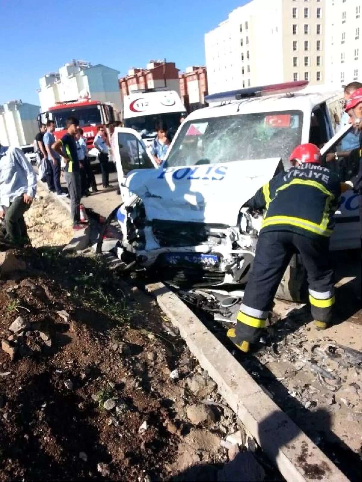 Şanlıurfa\'da Polis Aracı Otomobille Çarpıştı: 4 Yaralı