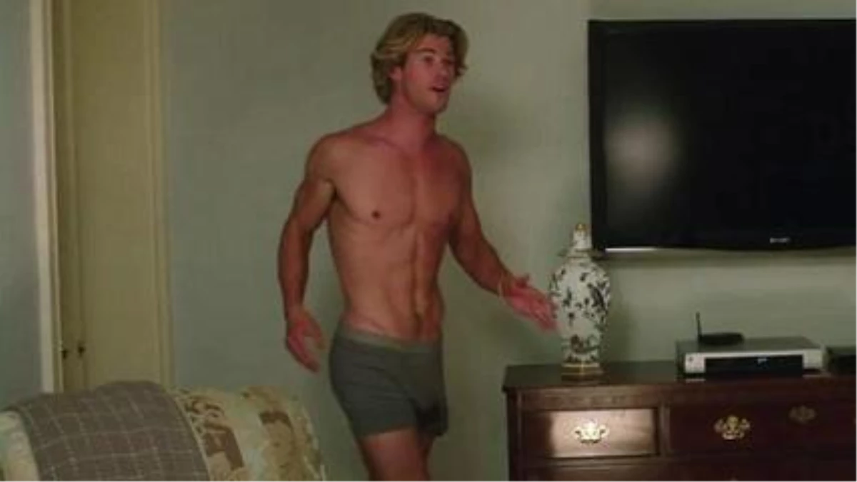 Shirtless Chris Hemsworth Steals The Show İn New "Vacation" Trailer