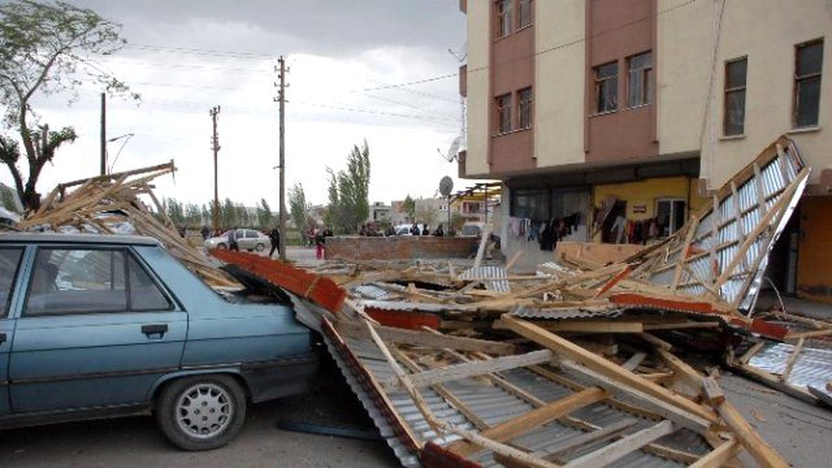 Şiddetli Rüzgar Çatıları Uçurdu