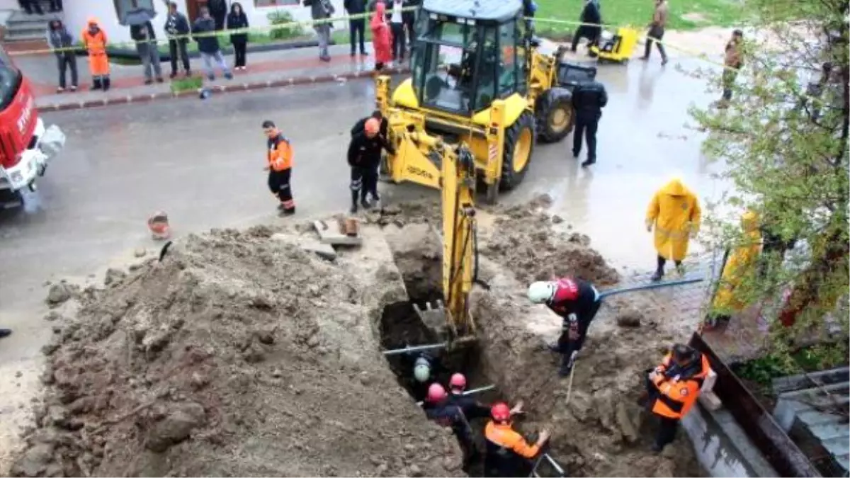 Toprak Yığının Altında Kalan İşçi Öldü