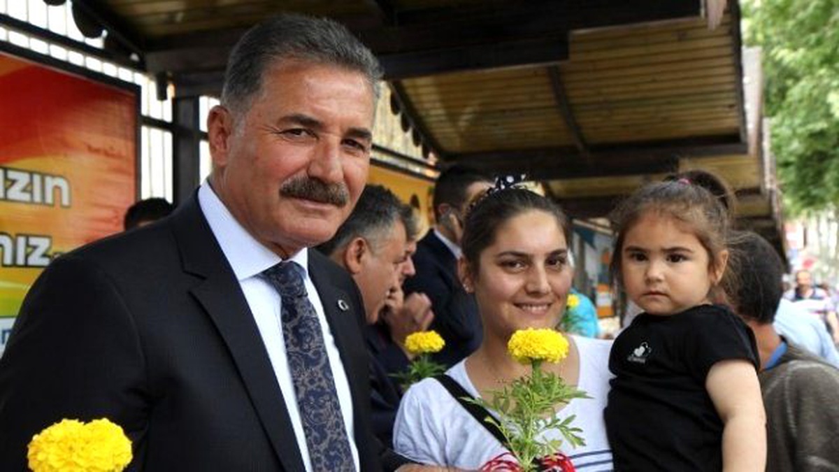 Toroslar Belediyesi\'nden Annelere 50 Bin Çiçek