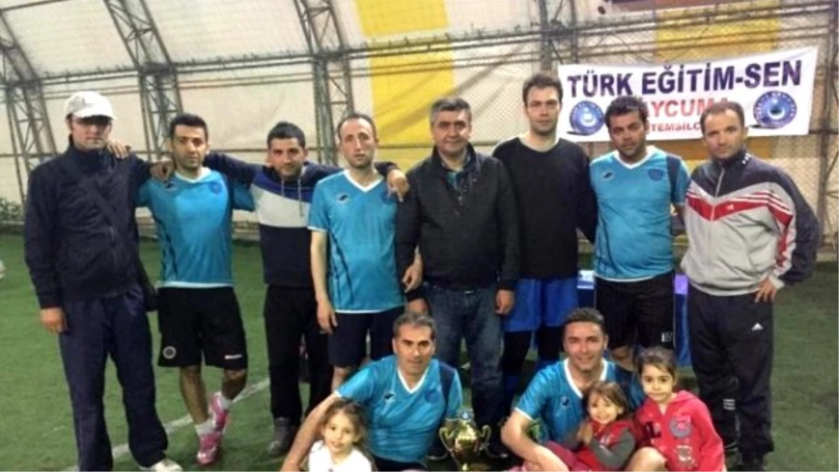 Türk Eğitim-sen\'den Futbol Turnuvası Galibine Kupa Verildi