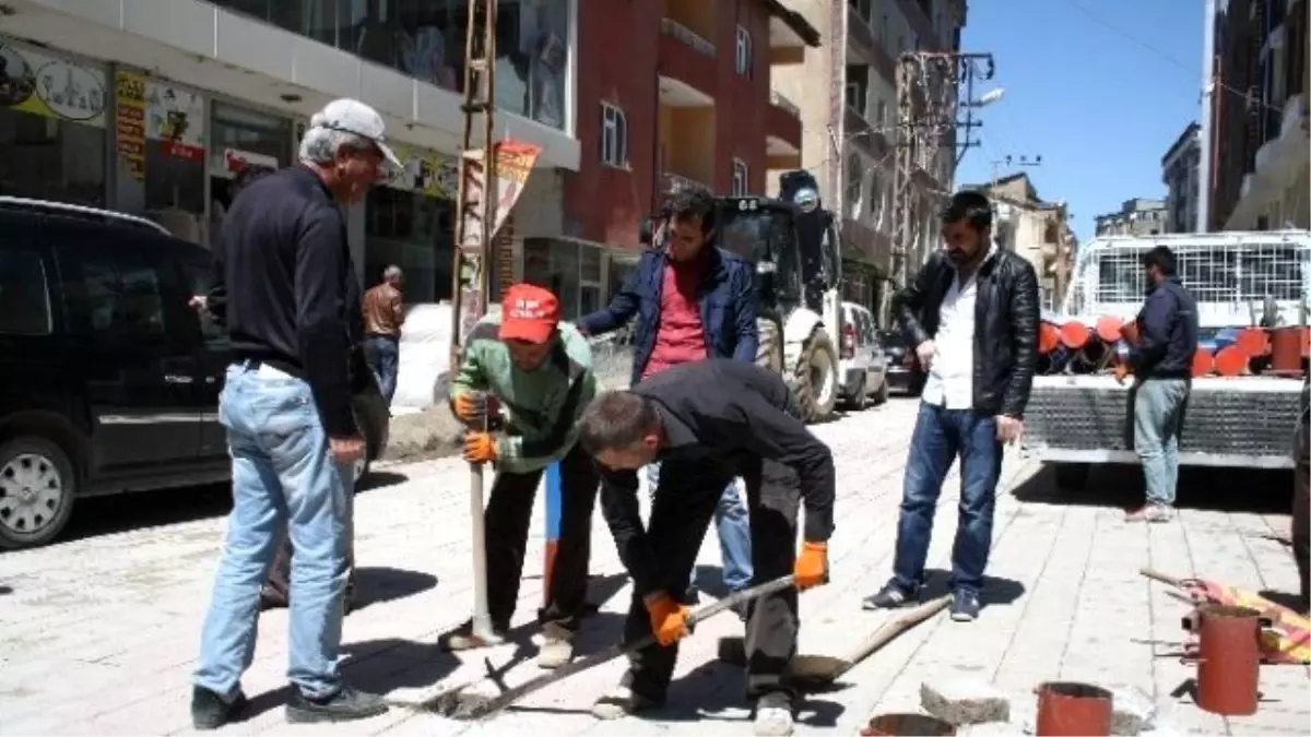 Yüksekova Belediyesi Sanat Sokağını Trafiğe Kapattı