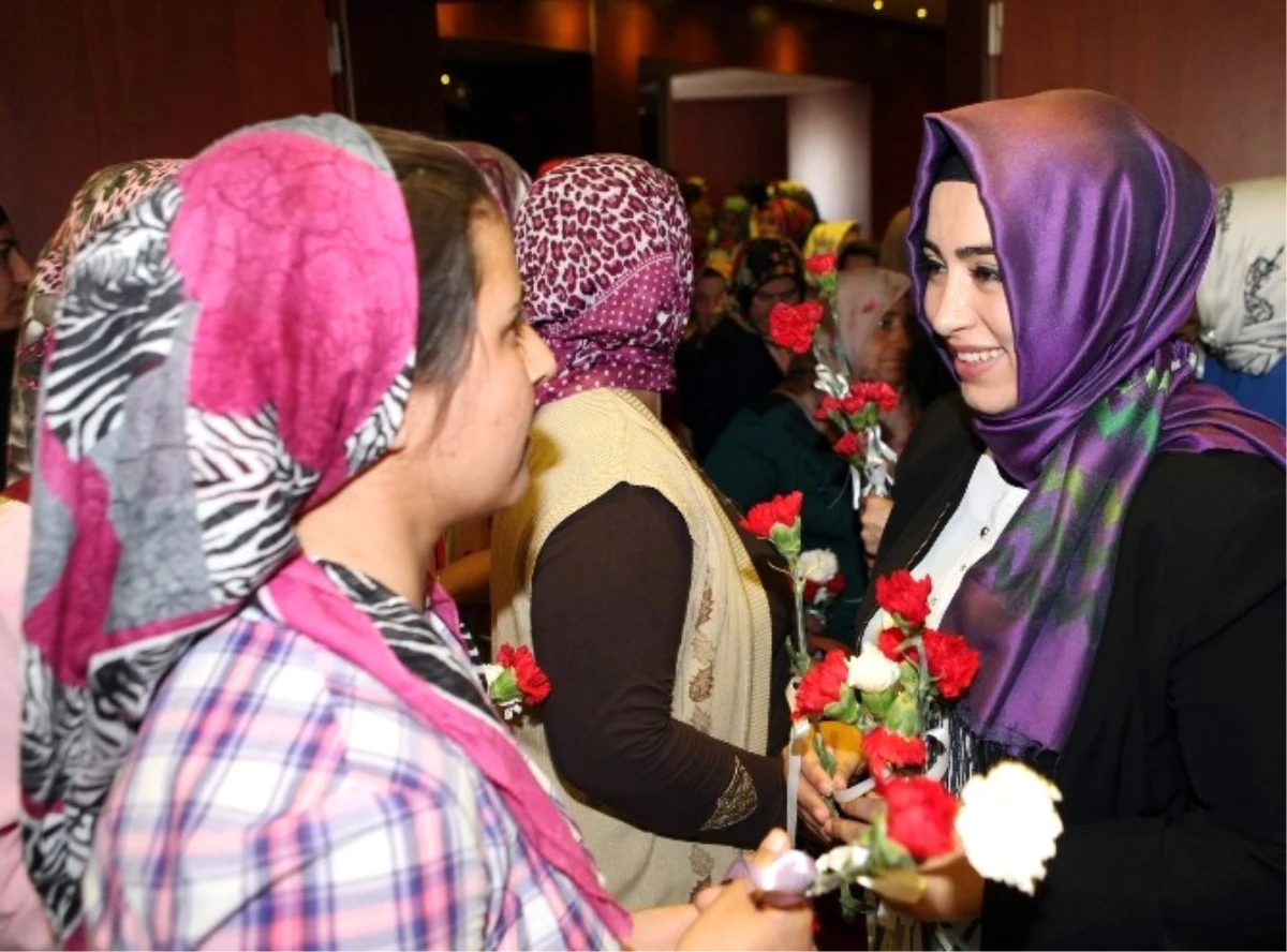 AK Parti\'li Sena Nur Çelik, Anneler Günü Programına Katıldı