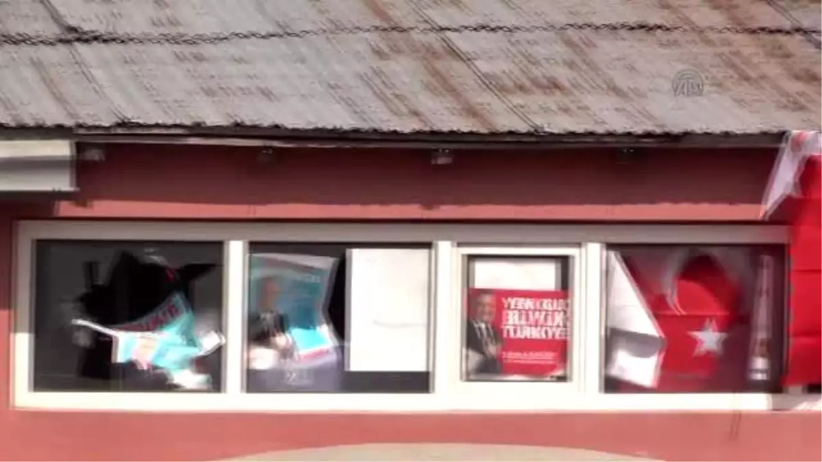 Van\'da AK Parti\'nin Seçim İrtibat Bürosuna Taşlı Saldırı