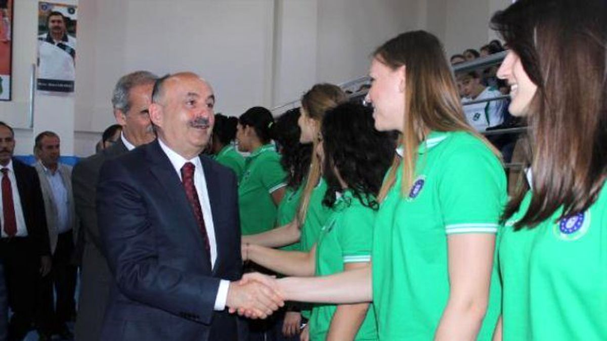 Bakan Müezzinoğlu\'ndan Avrupa Şampiyonu Voleybolculara Altın