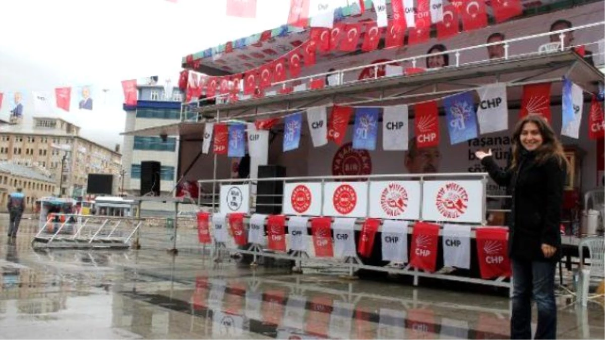 CHP Stand Açınca, AK Parti Standını Kaldırdı