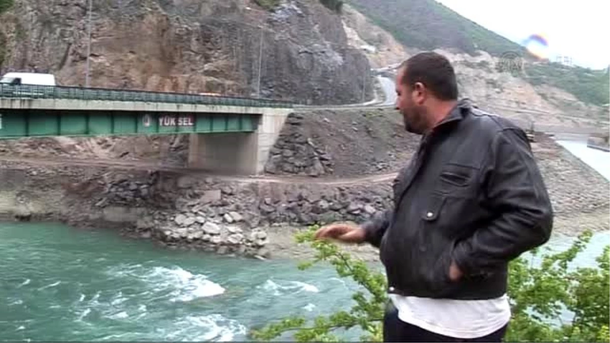 Çoruh Nehri\'ne Düşen İşçi Kayboldu