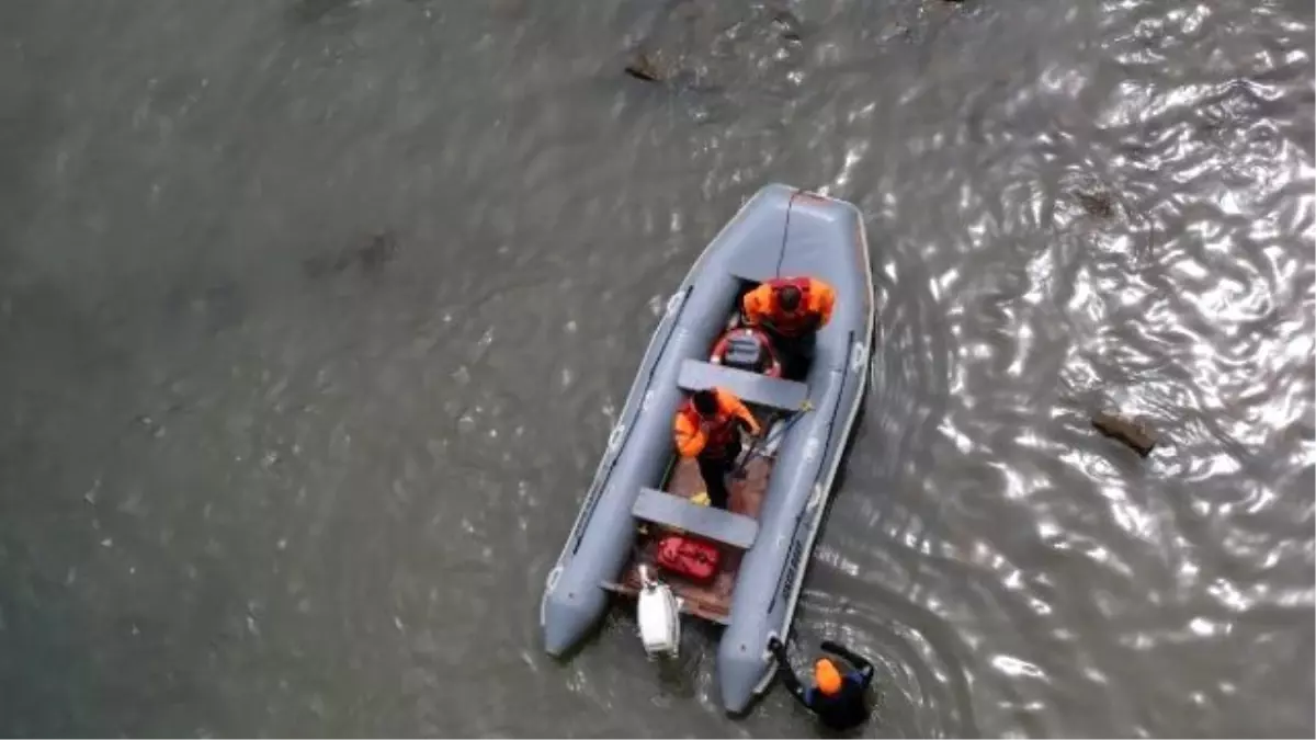 Çoruh Nehri\'ne Düşen İşçi Kayboldu