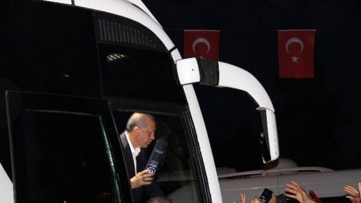 Cumhurbaşkanı Erdoğan Satranç Takımı Dağıttı