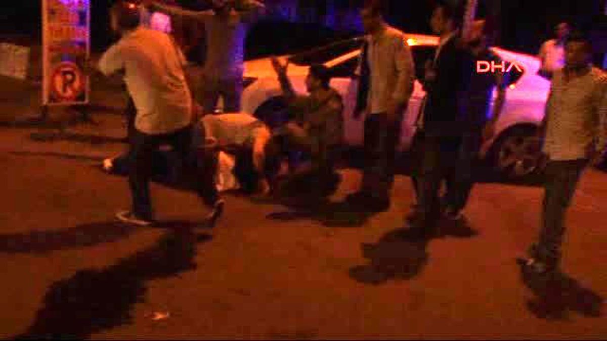 Diyarbakır - Çocukların Çime Basmesı ile Başlayan Kavga Silahlı Çatışmaya Döndü: 7 Yaralı
