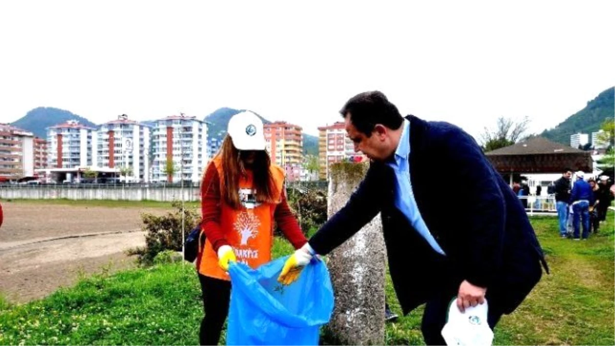 Giresun Belediye Başkanı Kerim Aksu Öğrenciler ile Birlikte Çöp Topladı