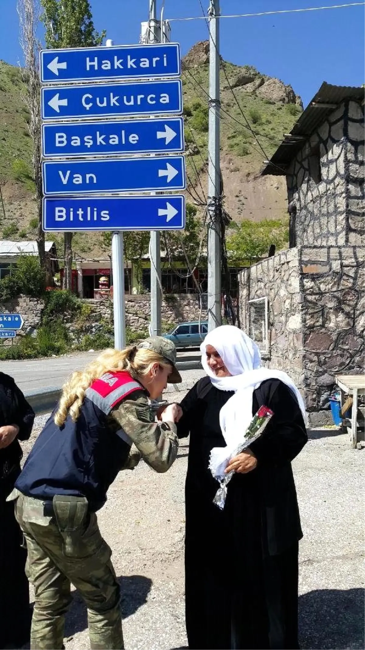 Hakkari\'de Kadın Jandarma Komutanlarından Annelere Çiçek