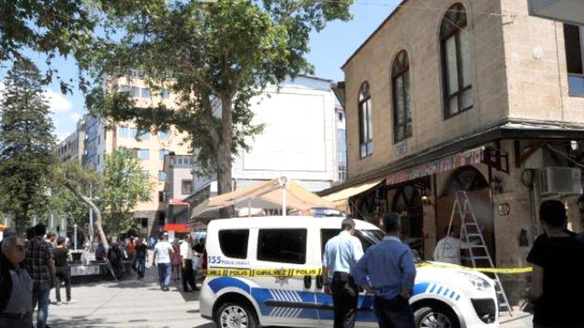 Kameralar Önündeki Kuyumcudan Hırsızlık