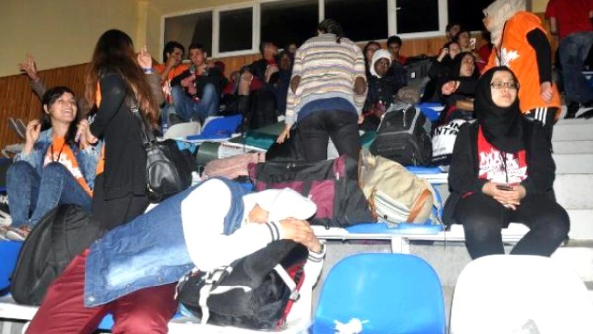 Karaman\'da Festivale Katılan Gençler, Kamp Alanları Sular Altında Kalınca Spor Salonunda Sabahladı