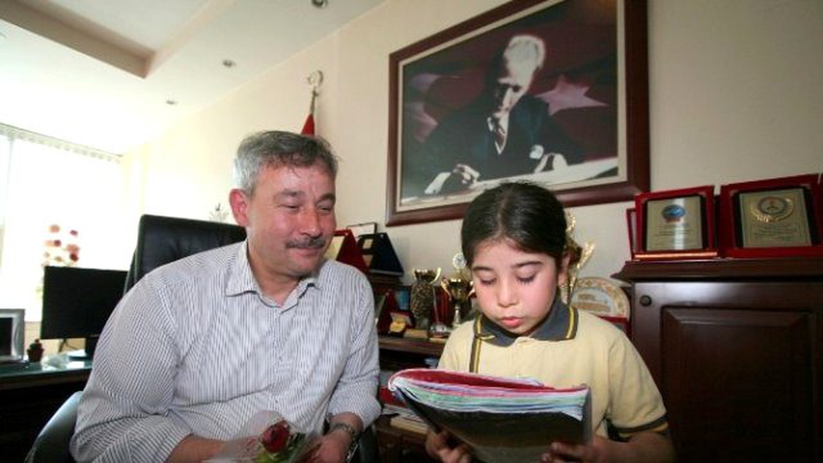 Minik Öğrenci Belediye Başkanına Şiir Okudu